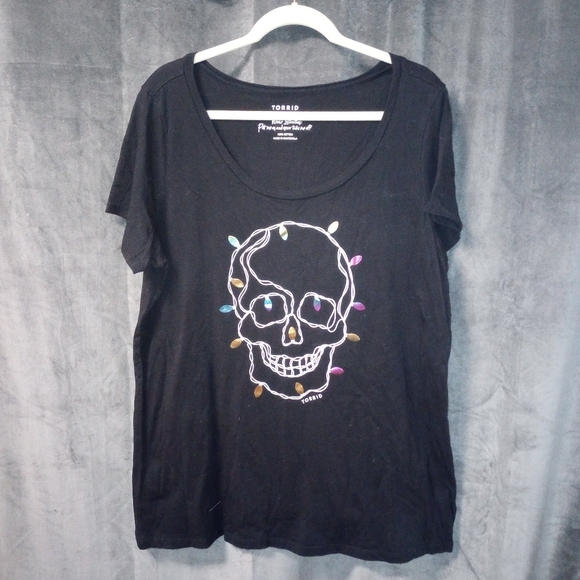 Torrid Black Skull With Christmas Lights T-Shirt Size 2X EUC P2P 22 In - Picture 2 of 6